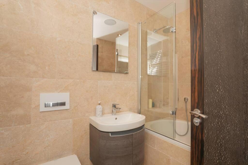 Stylish Penthouse Apartment With Hot Tub Бат Екстер'єр фото